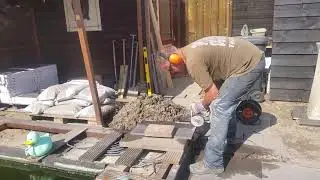 Keramische tegels slijpen.
