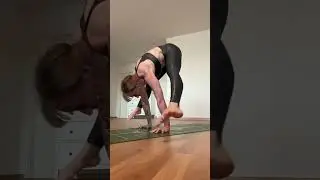 Compression and press handstand work #aginggracefully #yogateacher #yoga #handstandworkout
