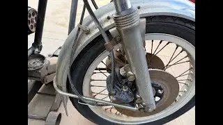 Снятие переднего колеса на мотоцикле Honda Goldwing GL1000 1975 года выпуска.