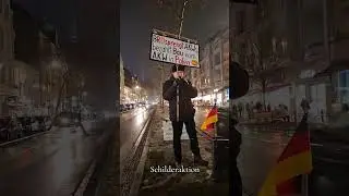 Menschen mit Schildern mit Bernd Pachal  er erkl&auml;rt warum wir hier sind Unterst&uuml;tzung erw&uuml;nscht!!