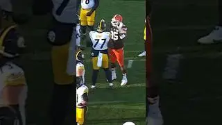 Broderick Jones didn&rsquo;t trust Myles Garrett with a helmet🤣 #nfl