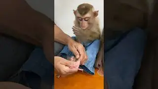 Cleaning those baby nails takes so much love 💗