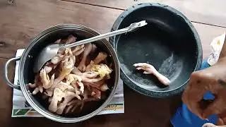 Cleaning a chicken feet 