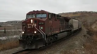 CRAZY HORN SHOW!!!! CP 9718 Highballs CP 300 East near Cochrane, Alberta