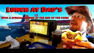 Двойной чизбургер с беконом и луковые кольца в семейном ресторане Dad's Family Restaurant