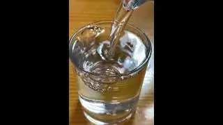 Why This Water Doesn&rsquo;t Spill  #SurfaceTension #ScienceFacts #Shorts #Satisfying