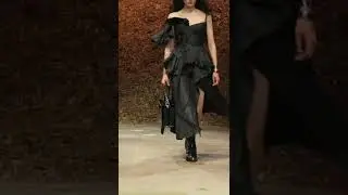 Alexander McQueen AW22/ #alexandermcqueen #londonfashionweek #sarahsutton #fashion #moda #AW22