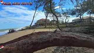 Final da Praia do Açu, onde o mar avançou e está destruindo casas