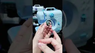 Cara pasang bawah bobin sekoci pada mesin jahit mini portable listrik #mesinjahitmini #mesinjahit
