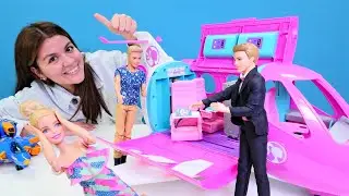 Kız çocuk videosu. Barbie uçak korkusunu yeniyor! Eğlenceli kukla oyunu