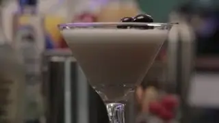 How to Make a Foamy Head in a Drink : Specialty Beverage Creations