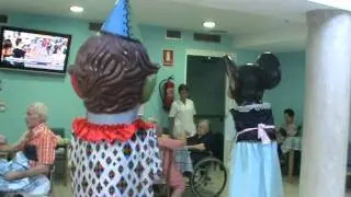Cabezudos de Remolinos visitan la Residencia