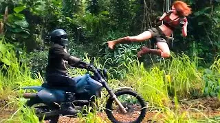 Motocicleta vs. Superpoderes | Jumanji: En la selva | Clip en Espa&ntilde;ol 🔥 4K
