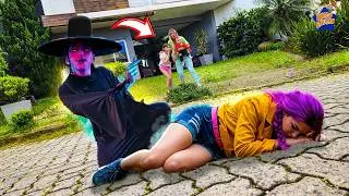 ENCONTRAMOS UMA GUERREIRA DO KPOP DESMAIADA NO MEIO DA RUA ★ Kpop Huntrix
