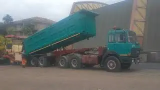 Scarico asfalto su Dynapac 121-4W con 330-35 autoarticolato, rullatura Dynapac CC900S..