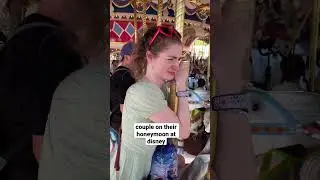 пара проводит медовый месяц в Диснее