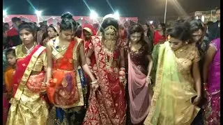 गजब का डांस किया इस लड़की ने शादी वाले डीजे पर-