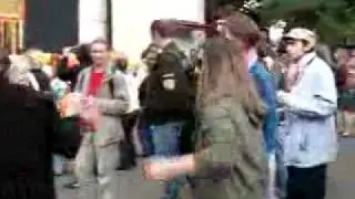 Padre crist&atilde;o cantando Hare Krishna no Ratha Yatra (ISKCON Moscou - R&uacute;ssia 2008)