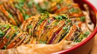 Pieczone ziemniaki Hasselback z warzywami. Danie, kt&oacute;re podbije twoje kubki smakowe