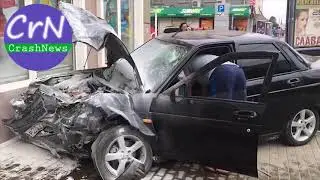 https://crashnews.org | В Челябинске Лада Приора врезалась в отделение Локо-Банка