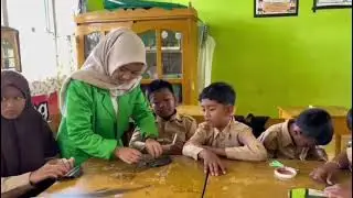 BELAJAR PEMBUATAN HIASAN DINDING DENGAN KERTAS KARTON DAN CERMIN DI SD 274 MERANGIN