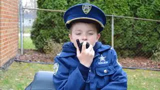 Little Heroes Pretend Play Police Look for Sketchy Mechanic and Tools