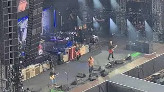 Liam Gallagher + Foo Fighters - Live forever. Wembley