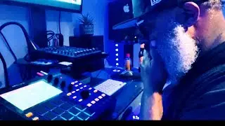 (Building around drum track with sample) MPC ONE