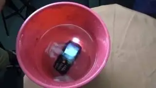 Кнопочные телефоны и тест на водонепроницаемость