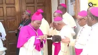 ASKOFU MSIMBE ALIVYOKABIDHIWA FUNGUO YA KANISA KUU,MAASKOFU WAKISHUHUDIA,HATI YA UTEUZI IKIONYESHWA