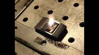 Het graveren van de sluiting van de armband met een foto