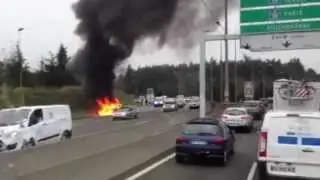Горит автомобиль на трассе / Br&ucirc;ler voiture sur la piste (france lyon)