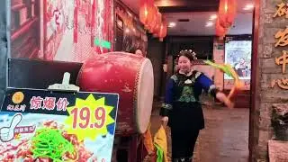 在沱江的中游，看古城虹桥夜景 。