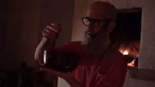 Ohm, sounding vowels with small gong and singing bowl.