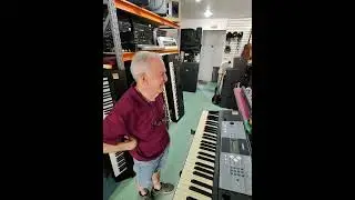 Luiz Ex integrante do The Pops cliente da Sommexe sendo entrevistado pelo Renato
