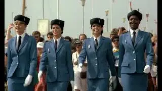 Le gendarme et les gendarmettes (1982) - Parade finale et g&eacute;n&eacute;rique de fin