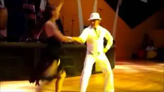 Salsa con estilo de tango. Bailan Ali Sanchez y Eli (360p)