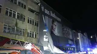 Rathenow: Feuerwehreinsatz in der Berliner Strasse - Helfer m&uuml;ssen Werbeplane entfernen (2)