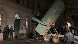 Plus d'une centaine d'agriculteurs ont déversé des pneus devant la préfecture à Rodez