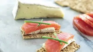 Quick and Easy Smoked Salmon Brie Crackers for Any Occasion