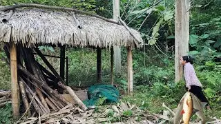 Homeless girl wanders to the stream to catch fish to grill and eat during the day