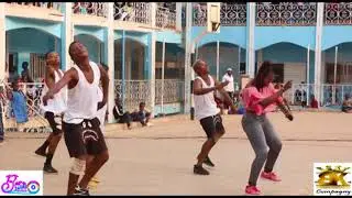 Jennifer FA fait la première partie de TENOR au Collège Marie Albert de Yaoundé.
