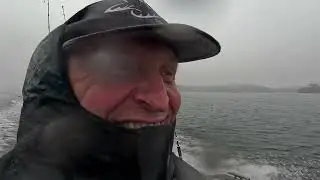 Lufter Stabicraften gjennom Ud&oslash;yfjorden og ut Hors&oslash;ysundet, inn mot Tregde.