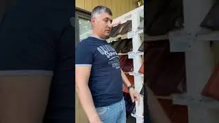 Ассортимент керамической черепицы БРААС на стендах в офисе строительной компании Мечтаево.
