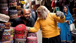 Monkey vlogger in the market #monkeyvlog #aivlogger #animalvlogger #trendingaivlogs#howtomakeaivlogs