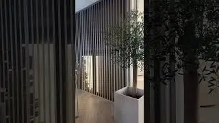 Einen Raum trennen mit Holz Raumteiler auf Ma&szlig; von AXORA home