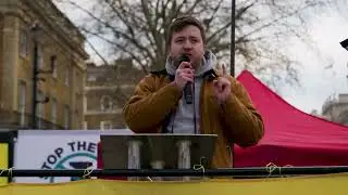 Заместитель директора PSC Саймон Фостер выступает на митинге солидарности с Венесуэлой 10 января ...
