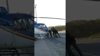 Guardando o helic&oacute;ptero Esquilo da PMMG no hangar