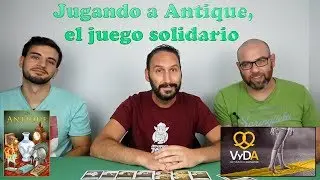 Jugando a Antique, el juego de mesa solidario