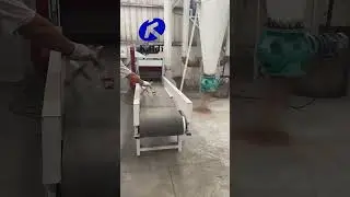 Forced feed wood crusher crushes wood #machine #crusher #woodcrusher #woodcrushermachine #recycle